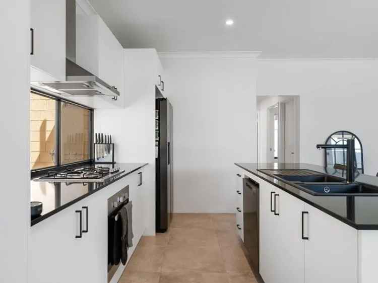 Stunning Modern Home in Ashfield - 3 Beds, 2 Baths, Double Garage