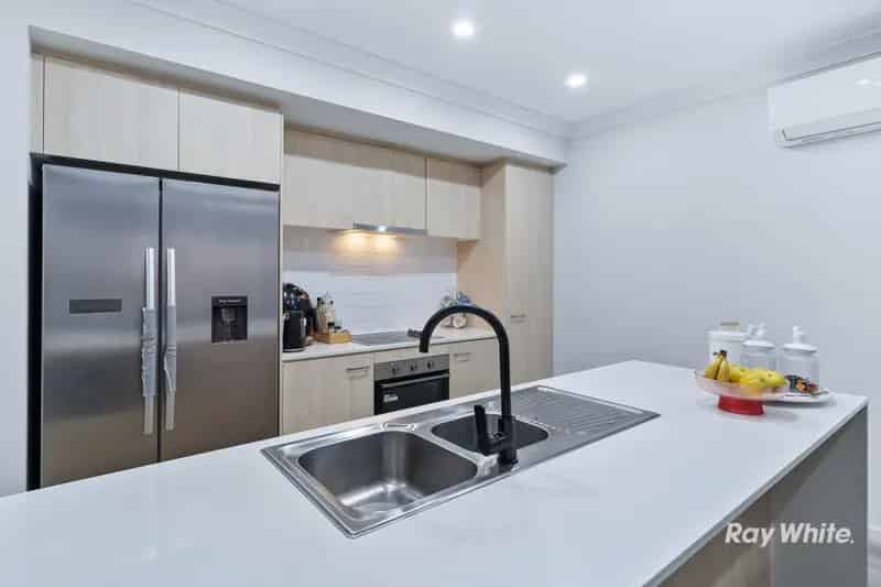 MODERN & STYLISH LOW MAINTENANCE HOME