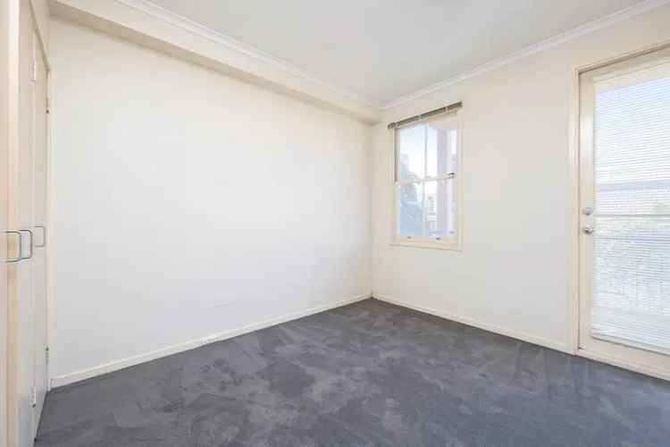 2 Bedroom Apartment Near Brunswick and Lygon Streets