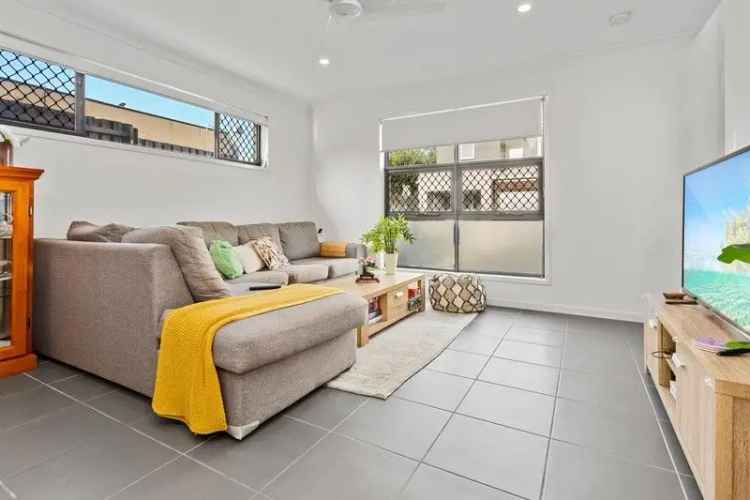 Buy modern 3 bedroom home with study and solar in Bellbird Park