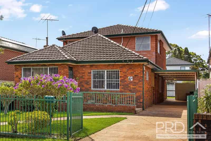 PERFECTLY POSITIONED TWO-STOREY FAMILY HOME IN QUIET WIDE TREE-LINED STREET
