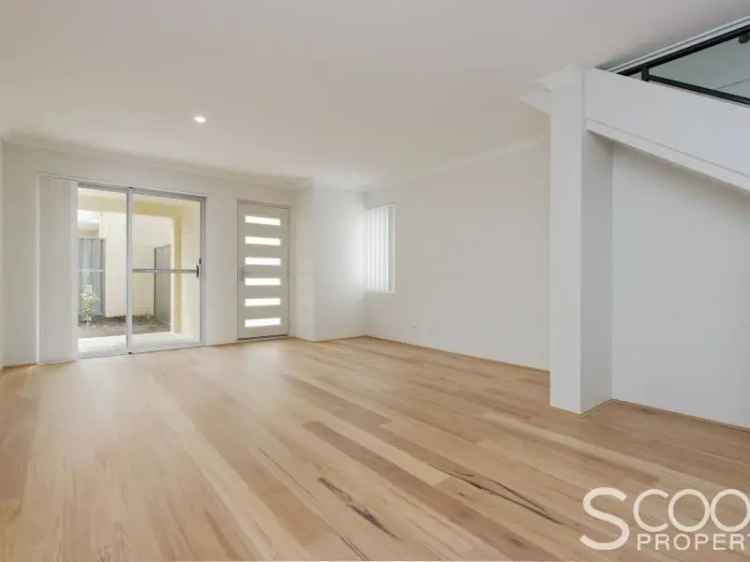 Stylish 3 Bed 2 Bath Townhouse Near Karrinyup