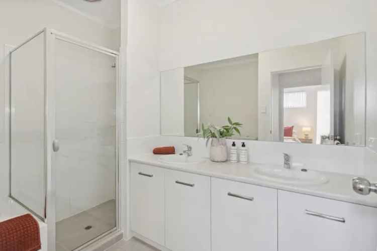 3 Bedroom Townhouse in Adelaide Near Schools and Shops