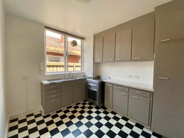 2 Bed Ground Floor Apartment with Parking