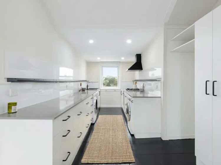 Top Floor St Kilda Apartment Stylish Renovation 2 Beds Secure Parking