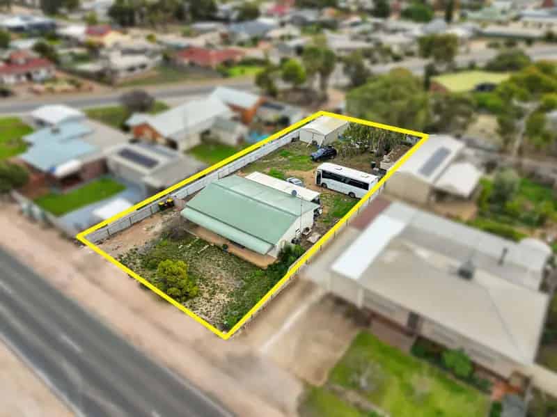 Rent charming house in Moonta Bay with spacious block and potential