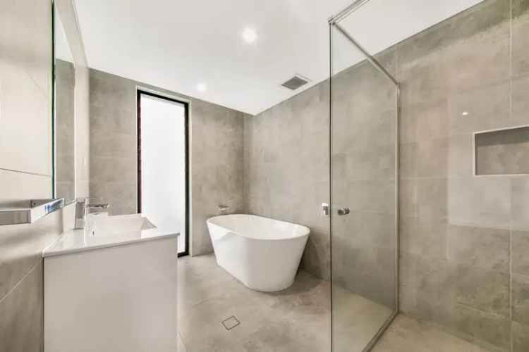 3 rooms house of 330 m² in Sydney