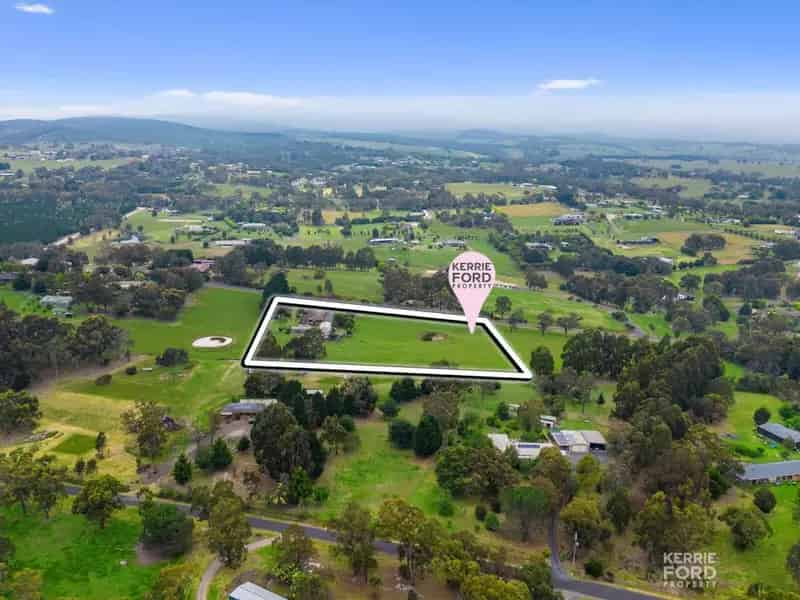 Buy rural property with garden and workshop in a popular setting