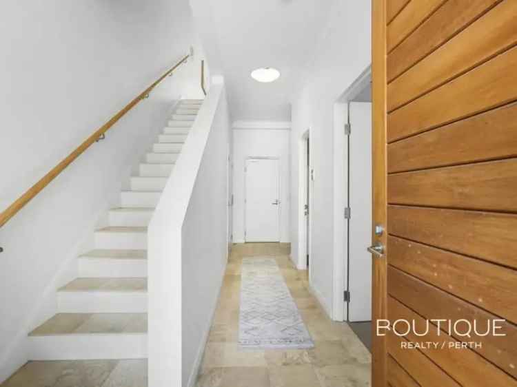 3 Bedroom 3 Bathroom Tri Level Townhouse Near Bold Park Reserve