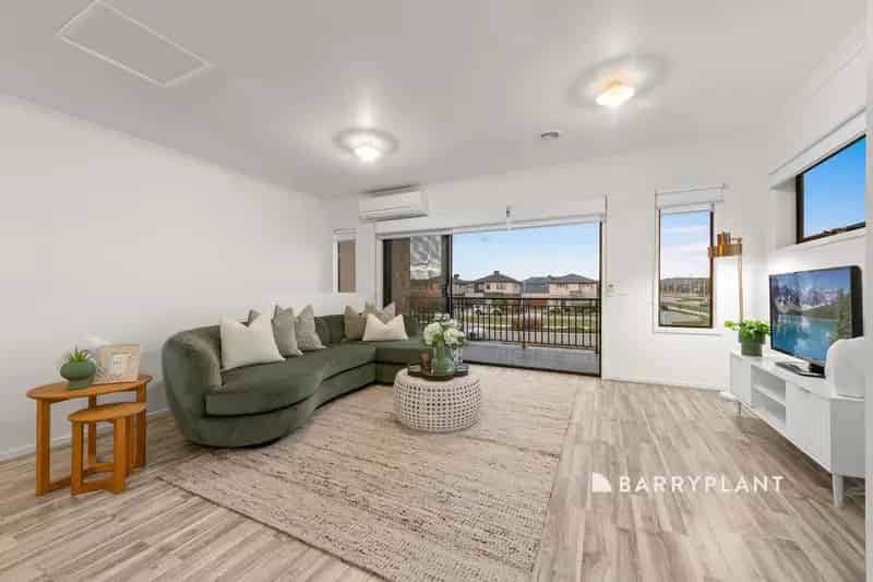 CENTRAL LIVING IN OFFICER! (NO BODY CORP FEES)