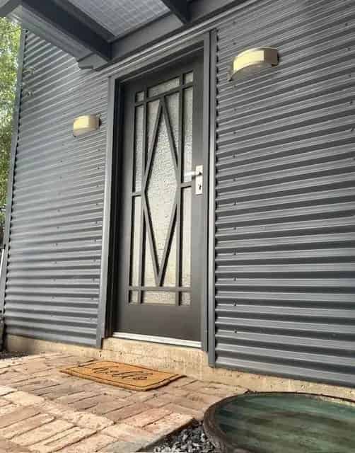 Fully Furnished Deluxe Loft Apartment with Separate Home Office