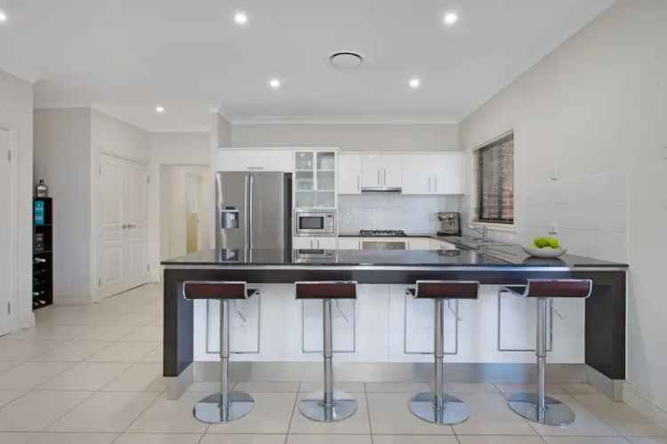 Auction Buy House in Quiet Neighbourly Street with Family Features