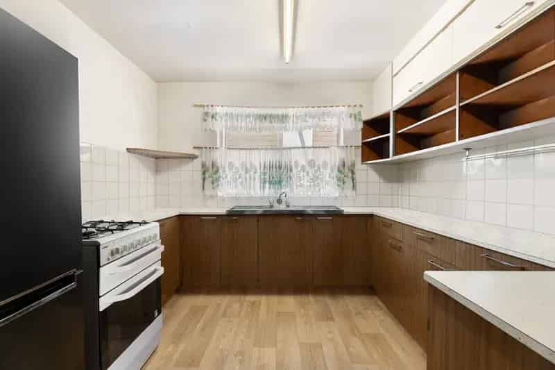 High Income Long-Hold Investment 11 Unit Complex in Elevated Position with City Views