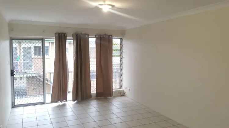 NEAT AND TIDY, CLOSE TO TRANSPORT AND EASY WALK TO NUNDAH VILLAGE