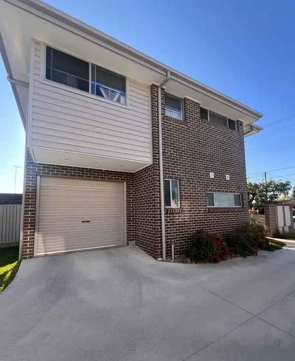 Modern and stylish townhouse with ducted air conditioning!