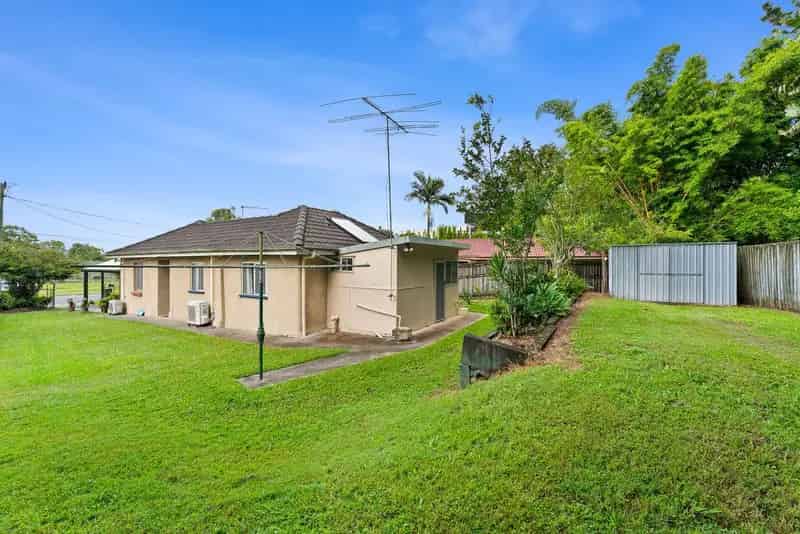 Renovated 3 bedrooms home within minutes to Sunnybank Plaza For Rent!