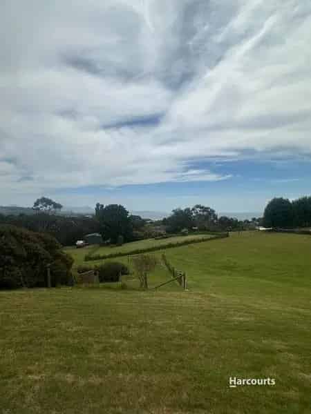 Buy land in Leith with stunning ocean views and large space