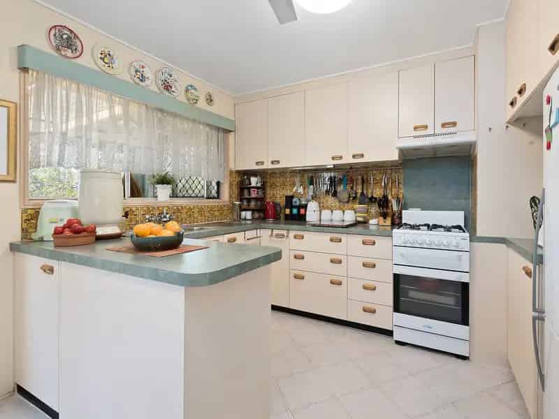 LARGE HOME FOR LARGE FAMILIES IN GREAT LOCATION
