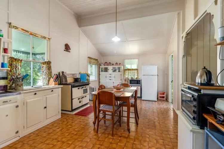 Eye Catching Queenslander on Generous Allotment