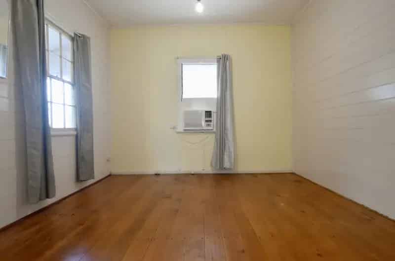 :: COSY TWO BEDROOM COTTAGE IN GLADSTONE CBD