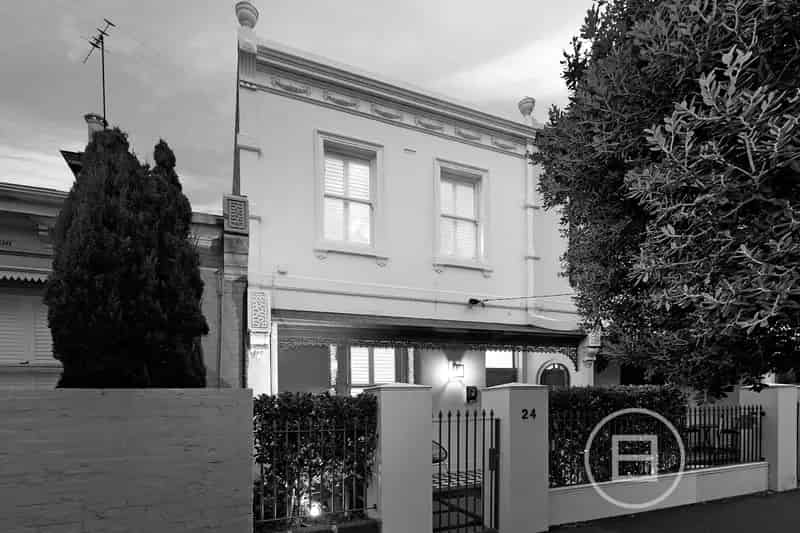 Rent Colonial Victorian Terrace in Port Melbourne with Beach Proximity