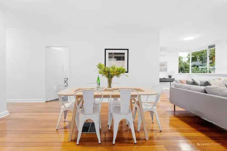 Stylish buy house near Yarra River with spacious layout and outdoor room