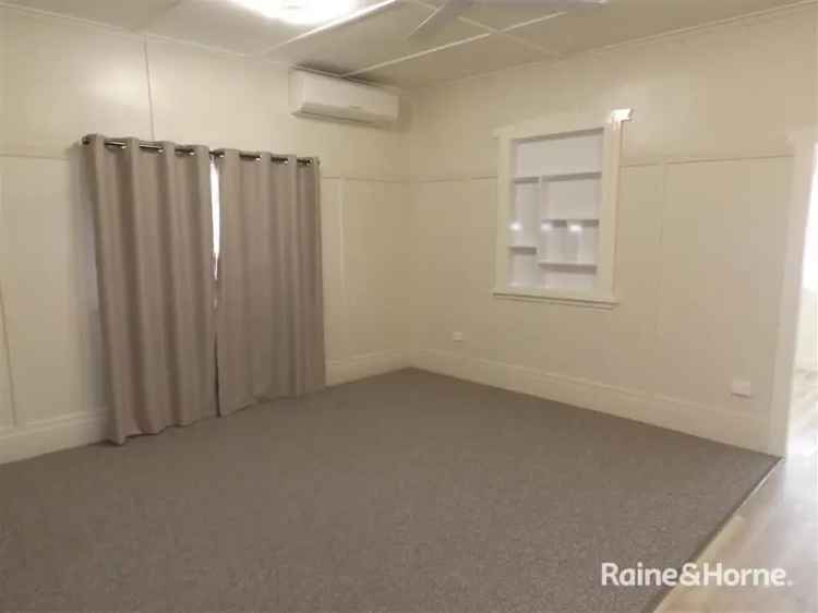 3 Bedroom House Near CBD - Fenced Yard & Garage