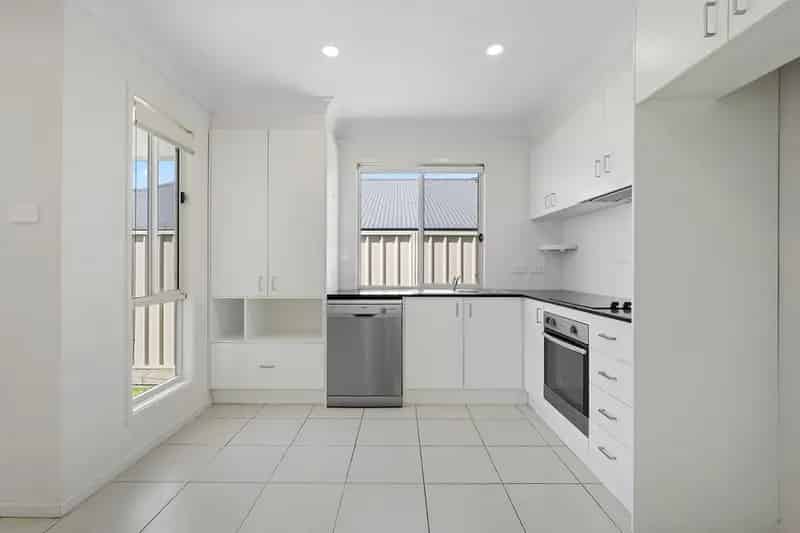Lease Two Bedroom House in Gwandalan With Garden and Air Conditioning