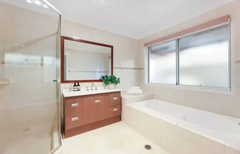 PRIVATE FAMILY HOME WITH DUAL INCOME