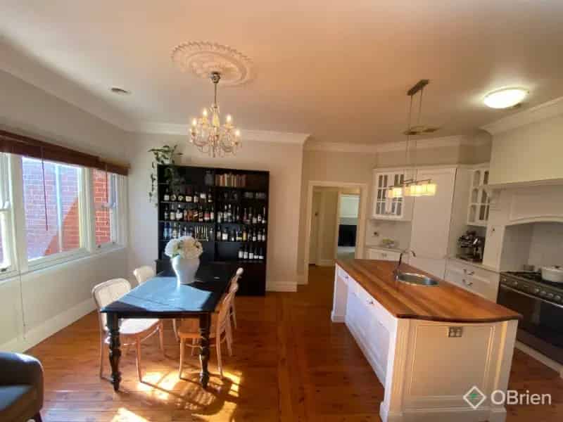 Elegant Executive Living In The Heart Of Albury