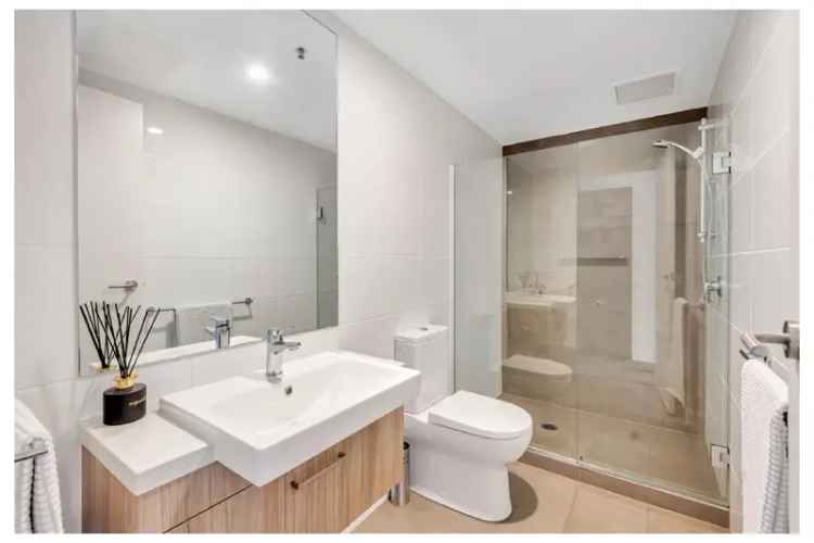 Rent modern studio apartment in central Adelaide with convenient features