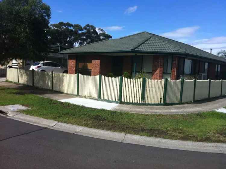 Three Bedroom Family Home Roxburgh Park