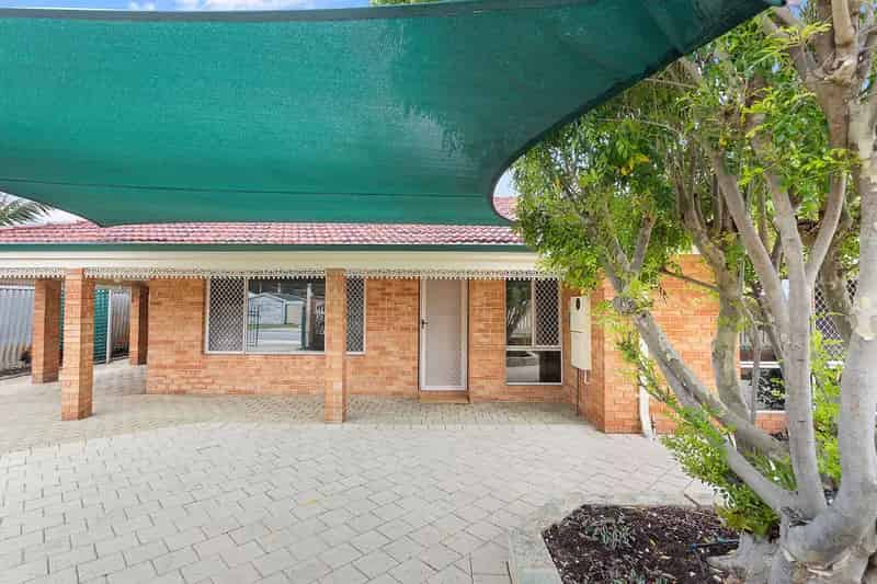 Charming Easy Care 3 Bed 2 Bathroom Home!