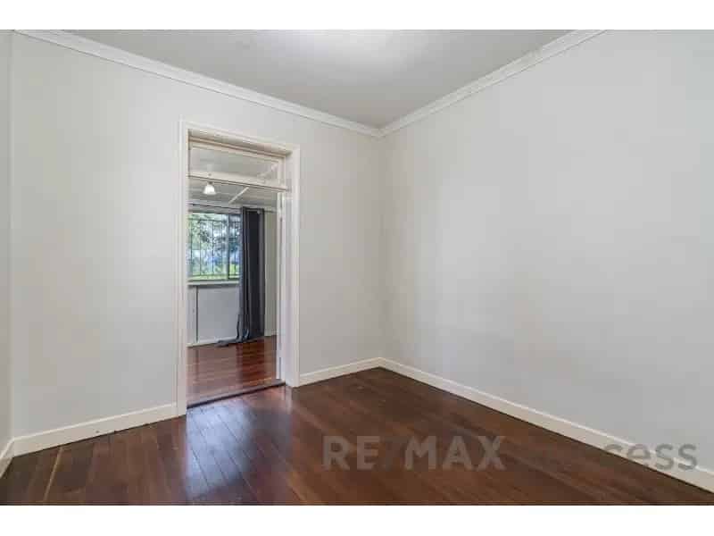 Classic & Spacious Home Near Queens Park