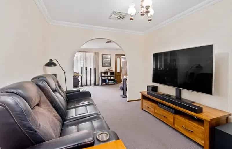 HUGE FAMILY HOME!