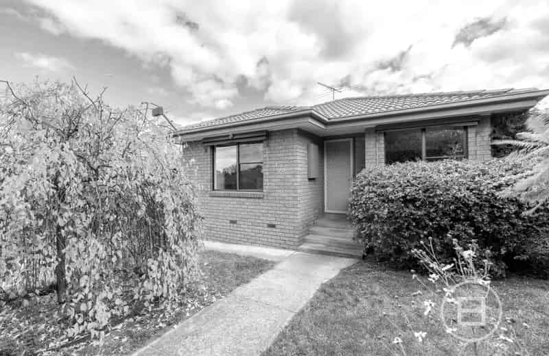 Stylish two bedroom apartment to rent with entertaining deck in Preston