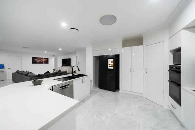 UNDER CONTRACT WITH THE JESS NGUYEN TEAM!