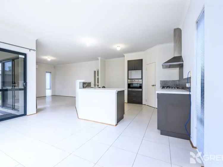 Falcon Beach House 4 Bed 2 Bath Spacious Family Home Near Shops and Schools