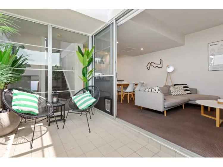 Modern 3 Level Townhouse Cbd Location