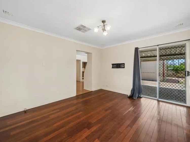 3 Bed House Jarrah Floors Solar Panels Near Haynes Shopping Centre