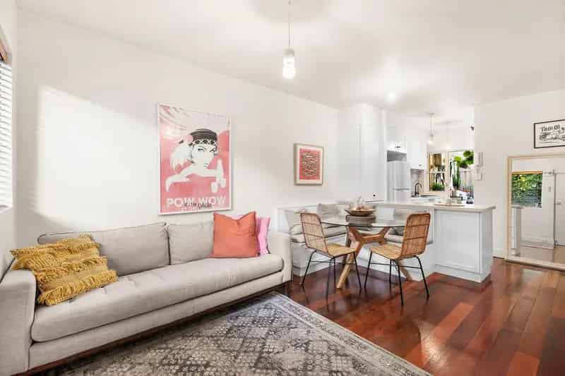 Stylish Ground-Floor Retreat with Lifestyle at Your Doorstep