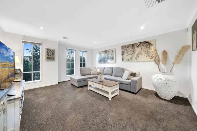Buy House in Lyndhurst with Spacious Outdoor Area and Modern Amenities
