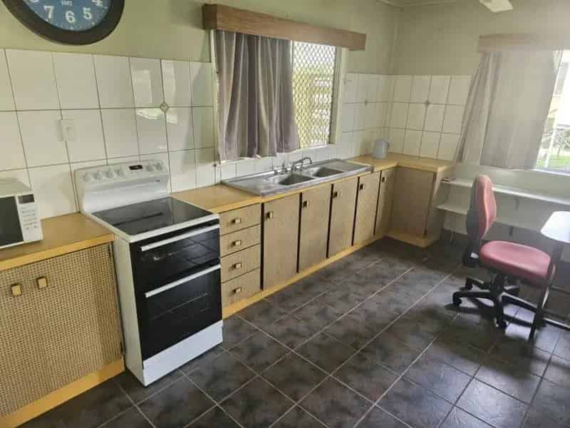 NEAT, HIGHSET HOME WITH LIFT ON OUTSKIRTS OF TOWN!