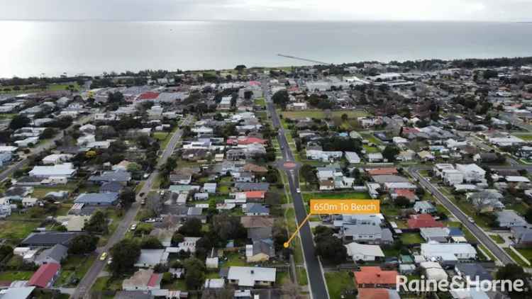 Buy House in Rosebud Central with 580m2 Land Near Shops and Beach