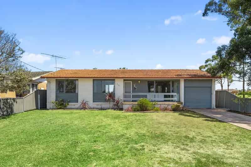 Lease 4 Bedroom House in South Penrith with Pool