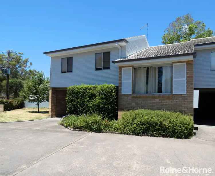 Split Level Townhouse near Broadwater Creek Parkland