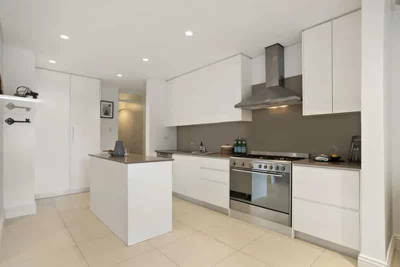 Lease Freestanding Residence in Stanmore with Modern Features and Garden