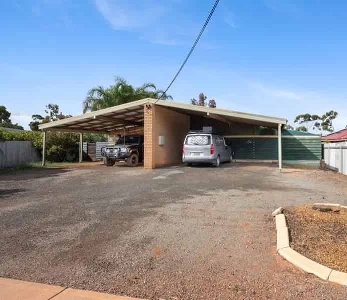 NO STRATA FEE's!! Calling all avid investors!! Currently leased!