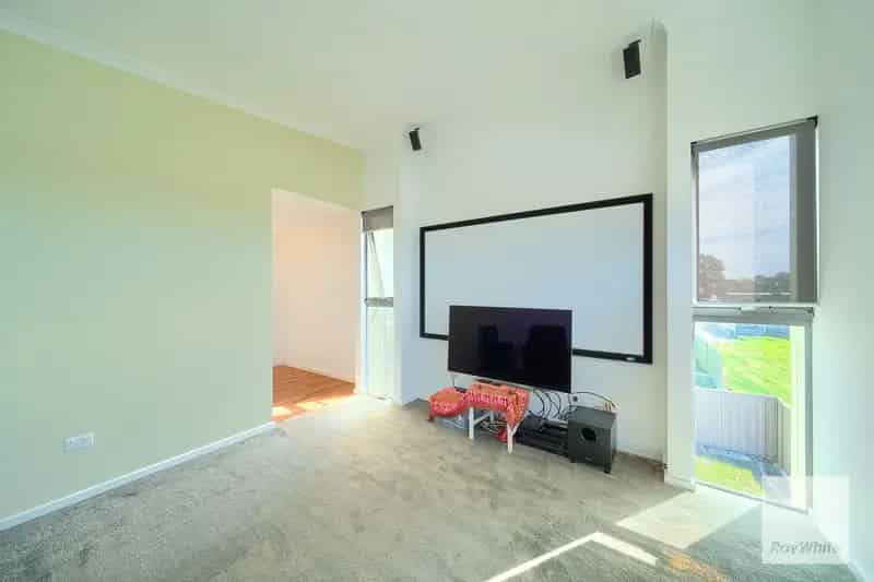 CONTEMPORARY TOWNHOUSE CITY LIVING WITH A VIEW