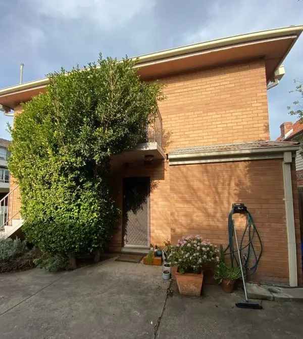 2 Room 166m² Melbourne Apartment Near Lygon St and Universities